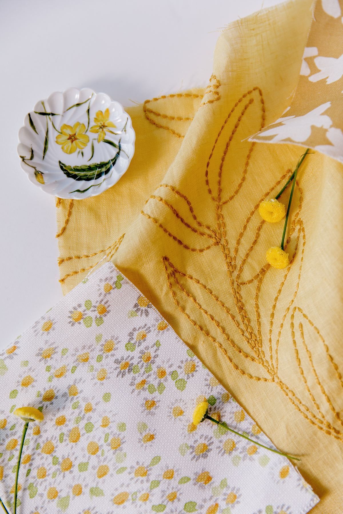 Small Daisy Fabric in Gray/Yellow