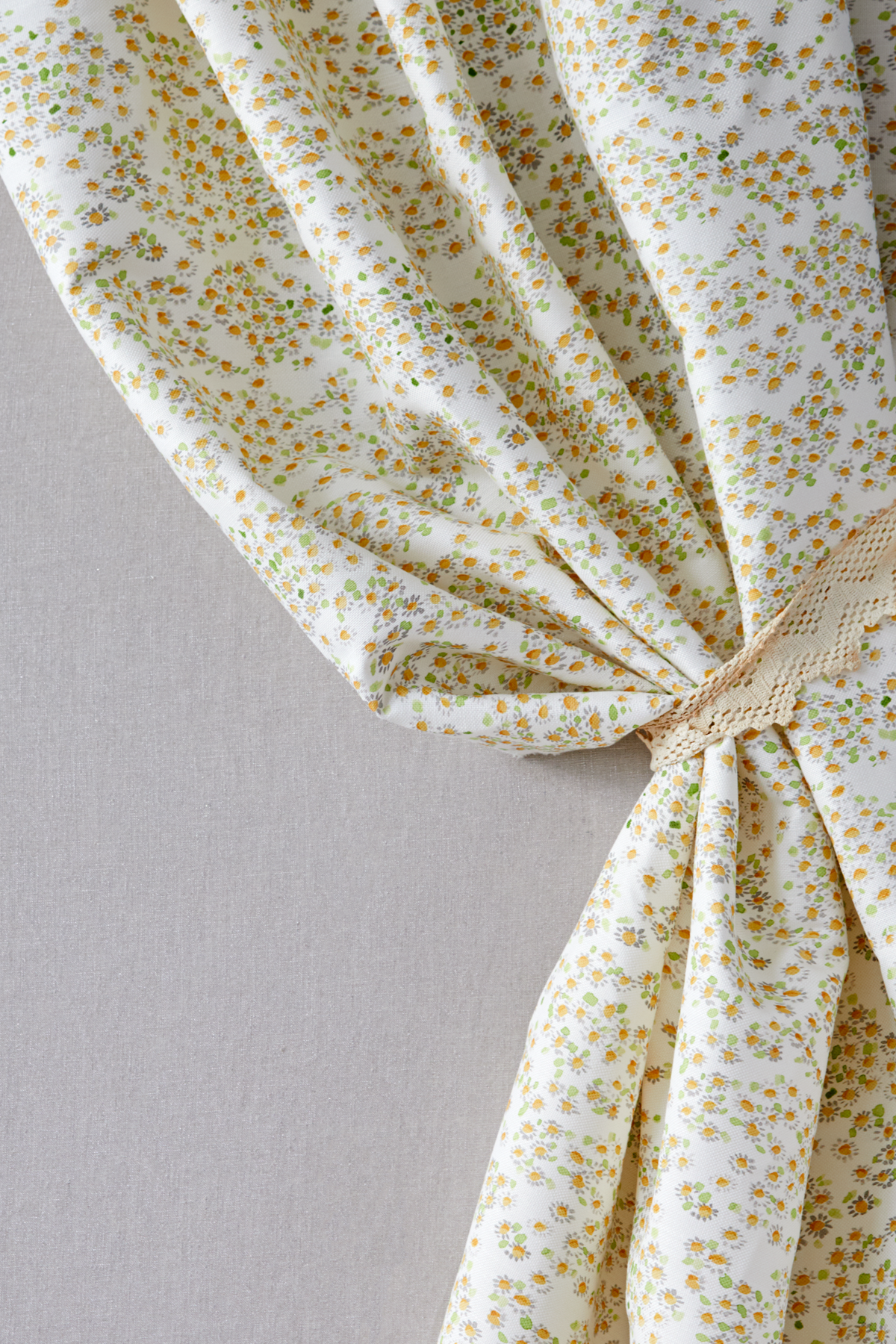 Small Daisy Fabric in Gray/Yellow