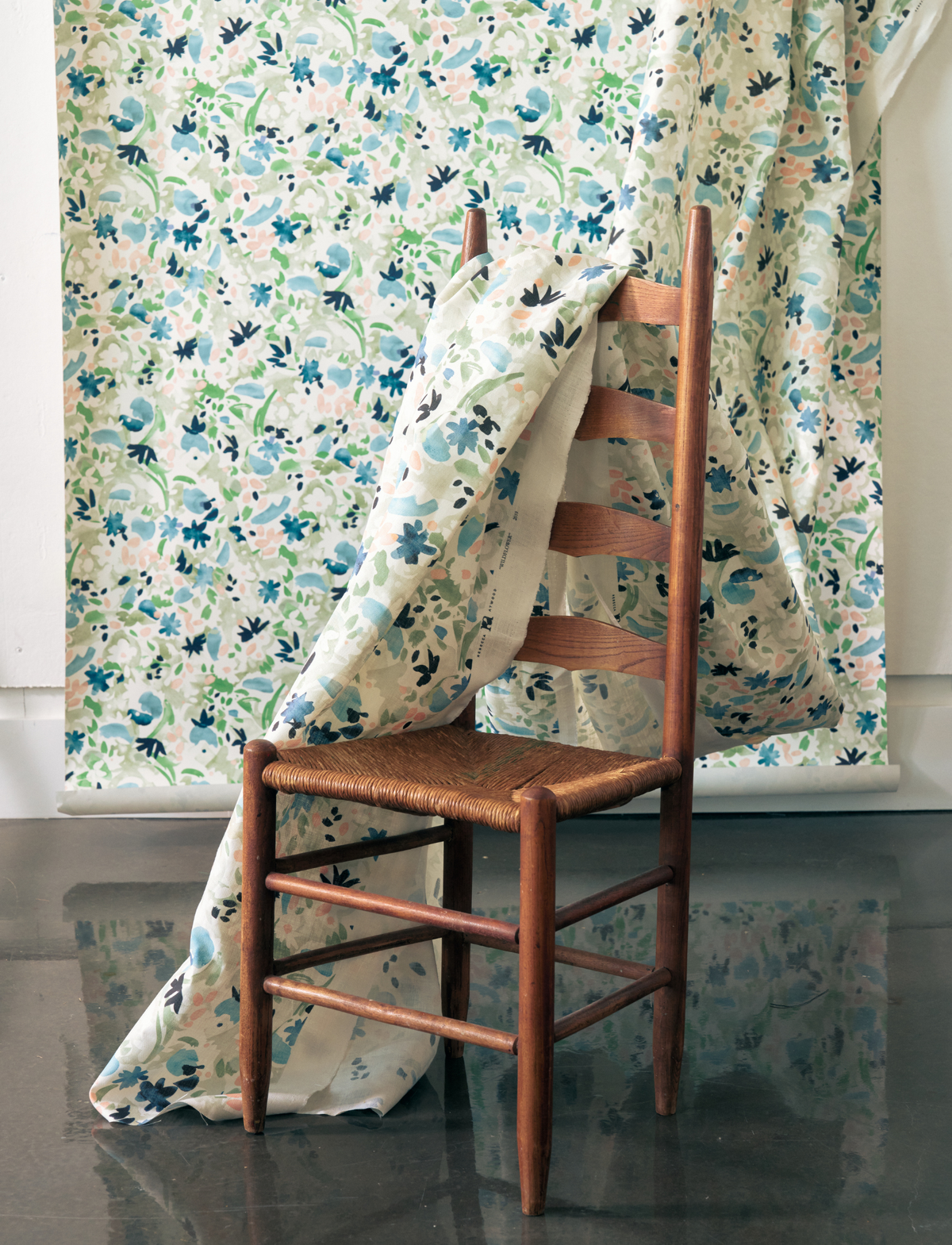 Wildflower Wallpaper in Navy/Leaf