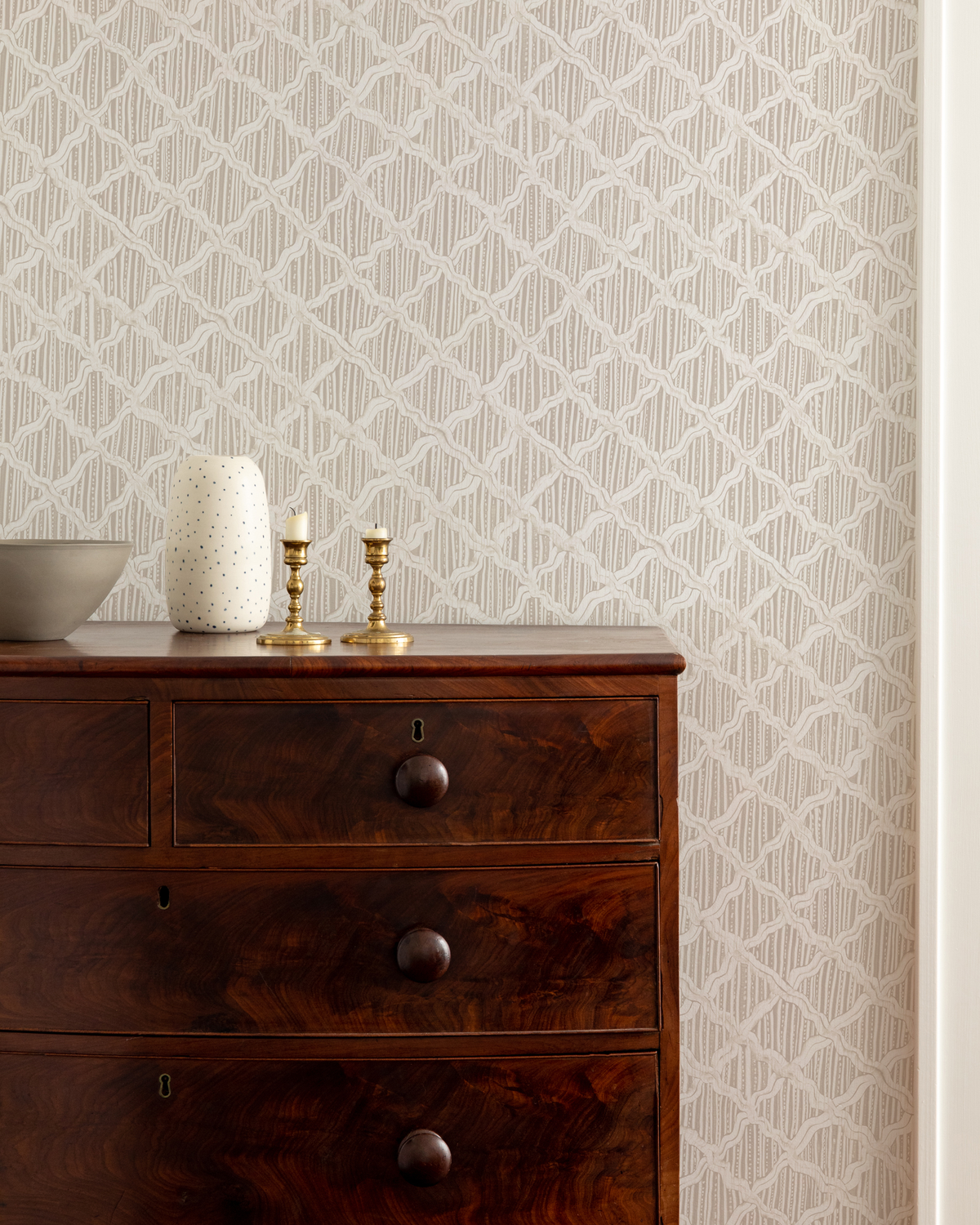 Carved Ogee Wallpaper in Sand
